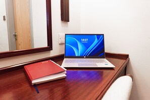 Escritorio, tabla de planchar con plancha, wifi gratis y ropa de cama 