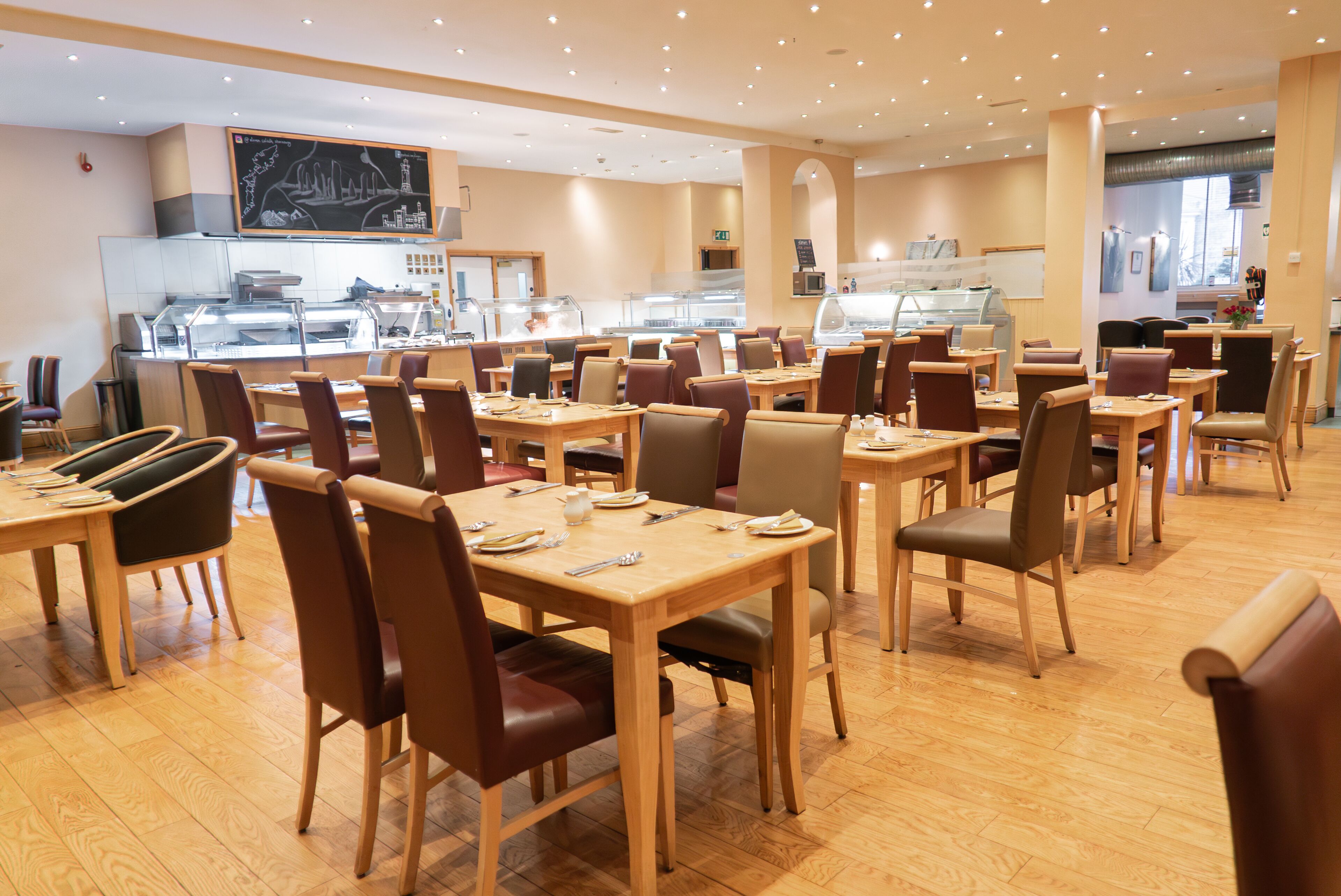 供應早餐、午餐、晚餐；英  國菜