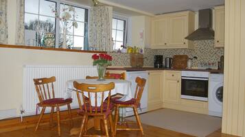 Standard Cottage, 2 Bedrooms | In-room dining