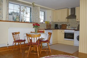 Standard Cottage, 2 Bedrooms | In-room dining