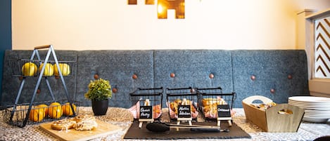 Daily full breakfast (GBP 9.00 per person)