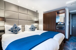 Club Twin Room | In-room safe, laptop workspace, soundproofing, iron/ironing board