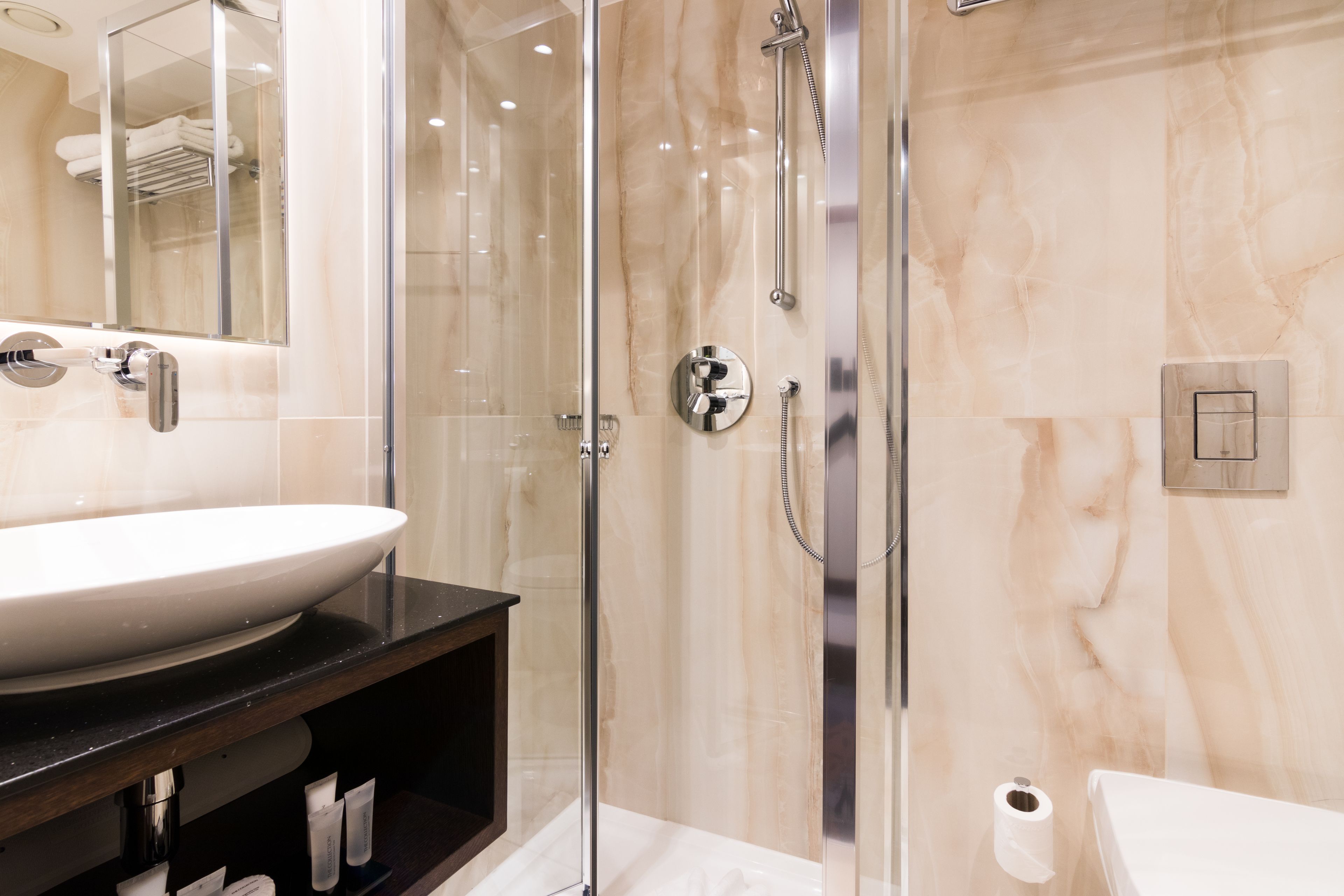 Artículos de tocador gratuitos, secador de pelo, toallas