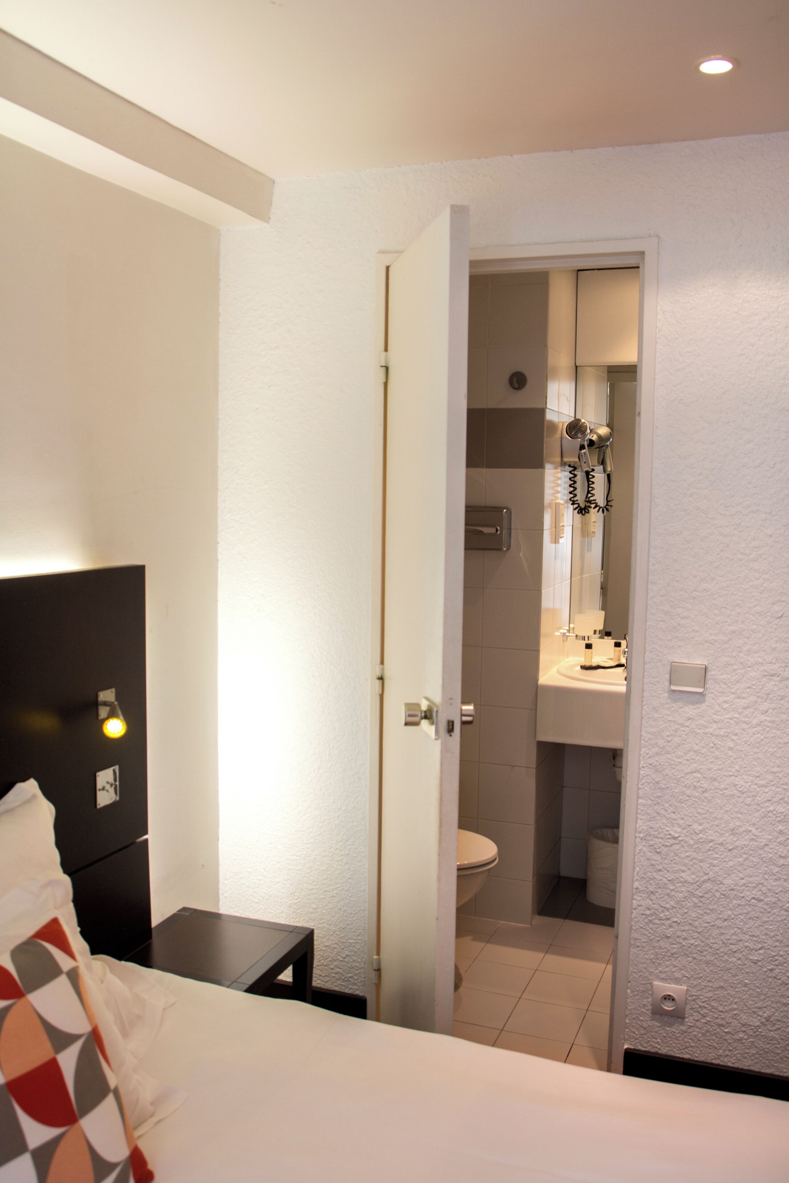 Chambre single confort | Premium bedding, Select Comfort beds, in-room safe