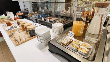 Colazione a buffet, servita tutte le mattine (16 EUR a persona)