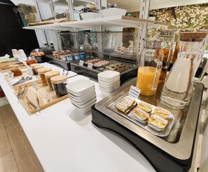 Tägliches Frühstücksbuffet (16 EUR pro Person)