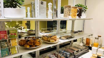 Petit déjeuner buffet (16 EUR par personne)