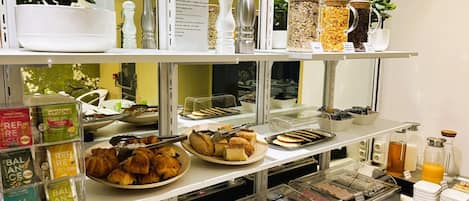 Petit déjeuner buffet (16 EUR par personne)