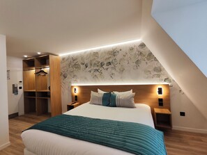Executive Triple Room | 1 bedroom, premium bedding, Select Comfort beds, in-room safe