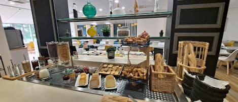 Tägliches Frühstücksbuffet (12.9 EUR pro Person)