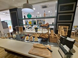 Desayuno buffet diario (EUR 12.9 por persona)