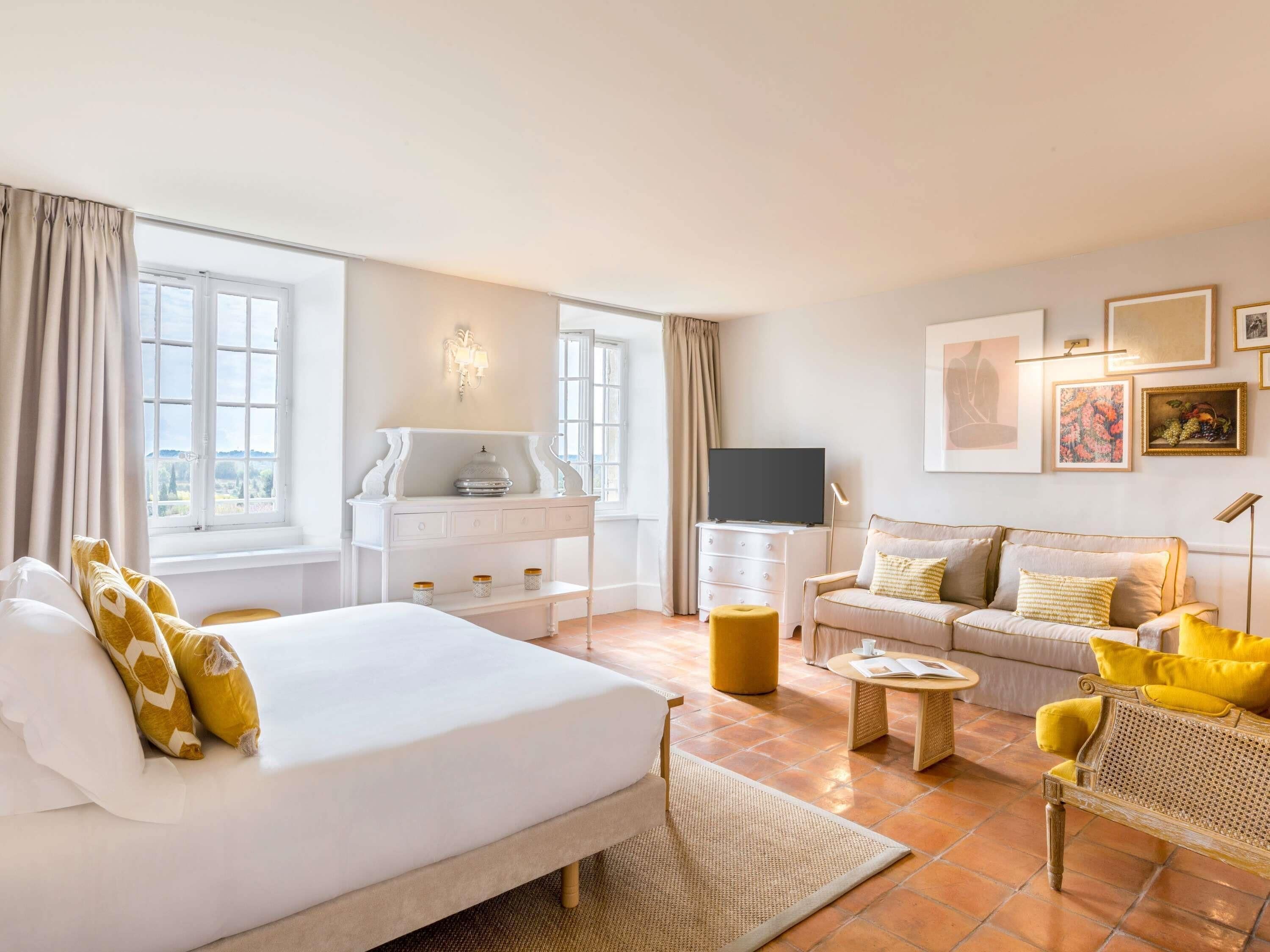 Junior Suite, 1 King Bed with Sofa bed, Garden View