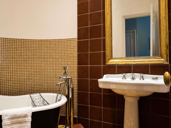 A bathroom with a bathtub, a sink, and a mirror. - Chateau de Mazan - Handwritten Collection (Mazan)
