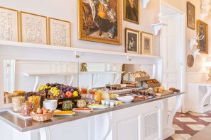 Petit déjeuner buffet (21 EUR par personne)