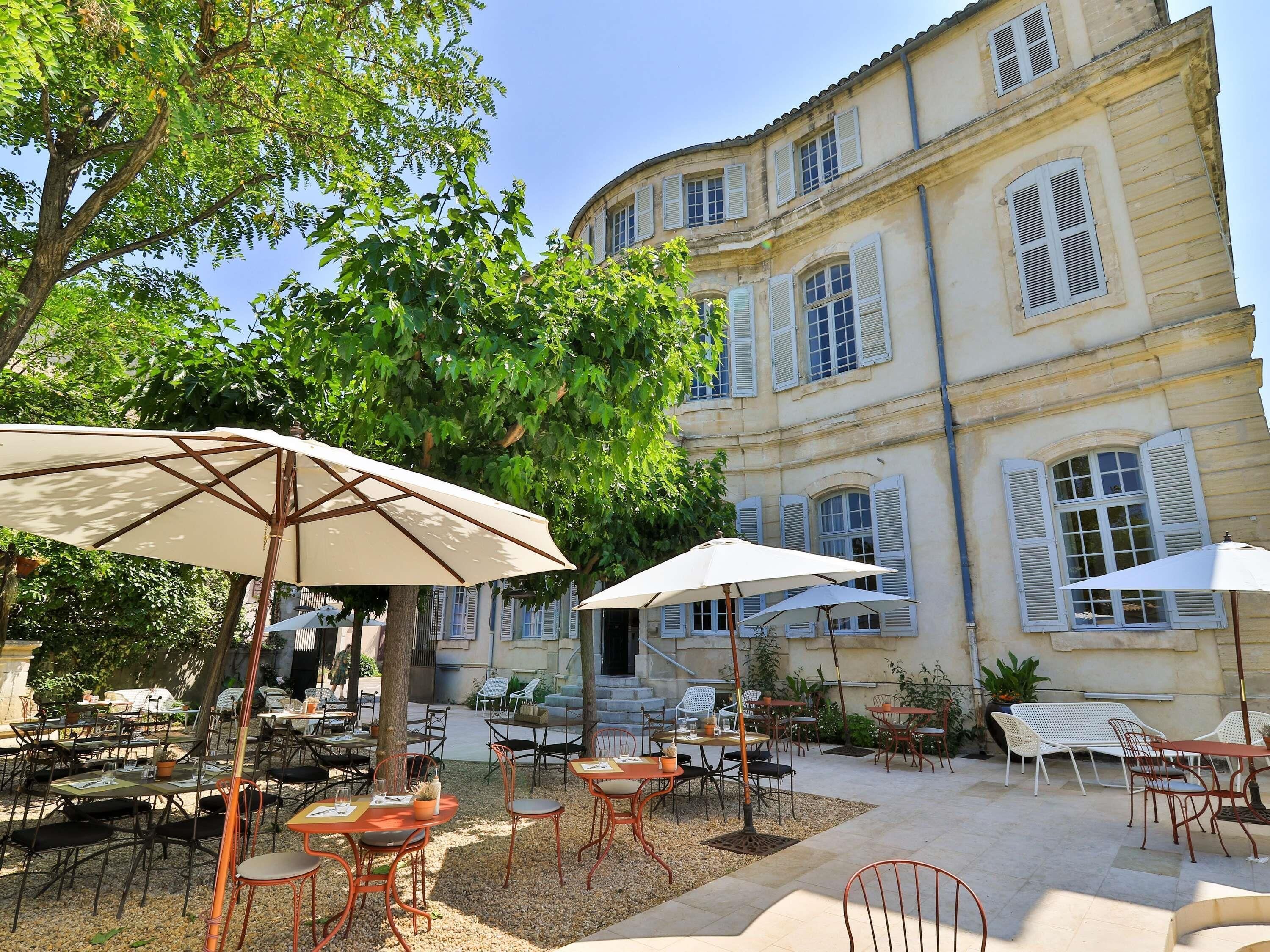 Lunch and dinner served, alfresco dining 
