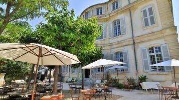 Lunch and dinner served, alfresco dining