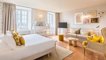 Junior Suite, 1 King Bed with Sofa bed, Garden View | Pillow-top beds, minibar, in-room safe, individually decorated