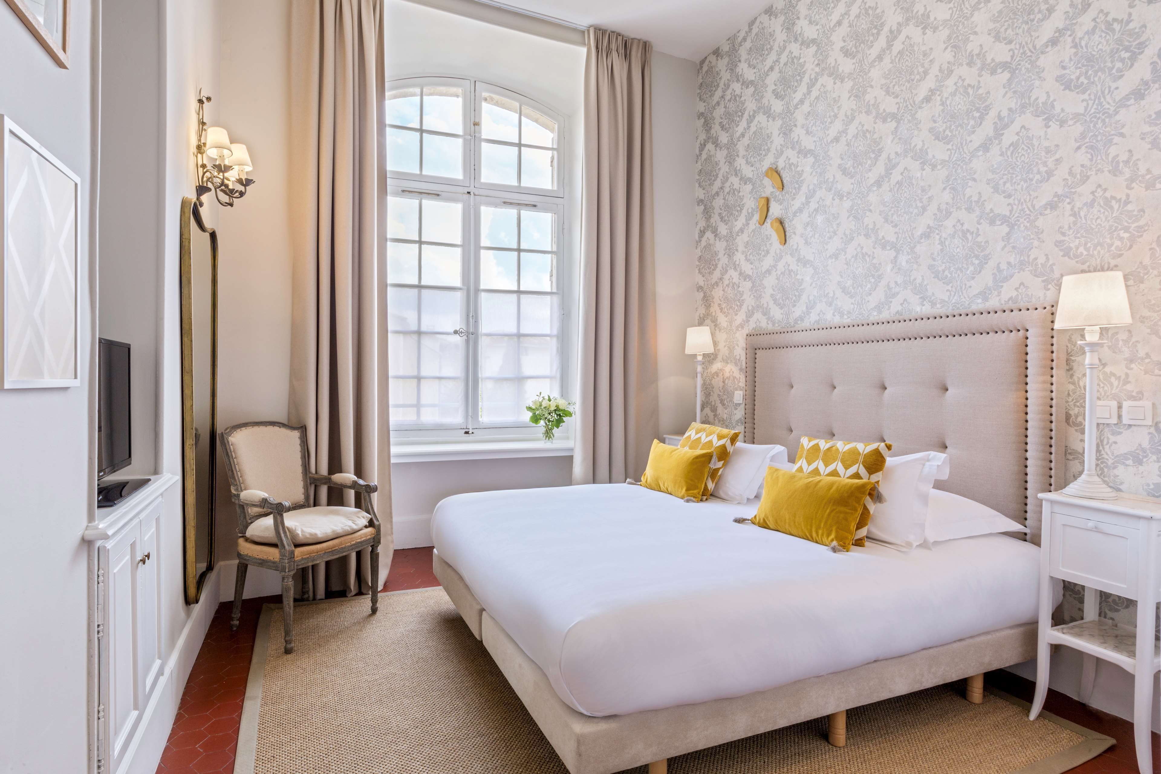 classic room, 1 queen bed, non smoking, city view | 1 bedroom, minibar, in-room safe, individually decorated