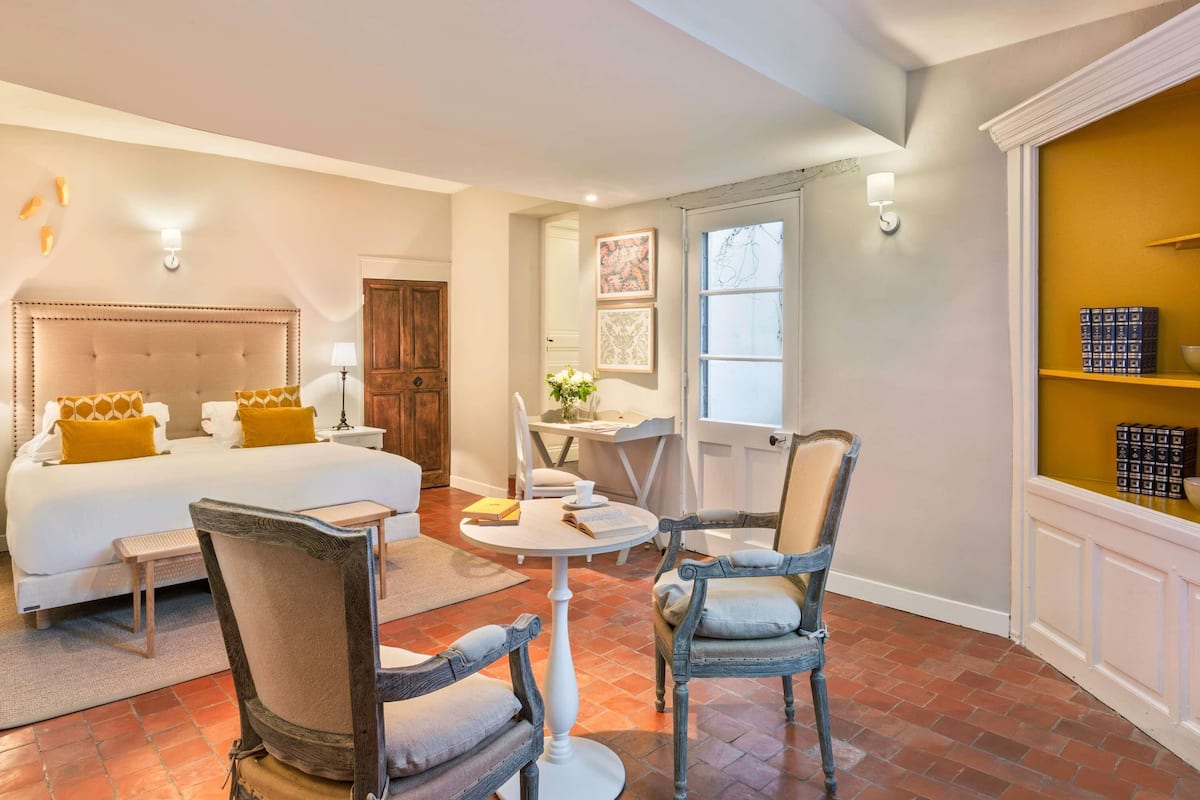 Privilege Suite, 1 King Bed, (in the annex)