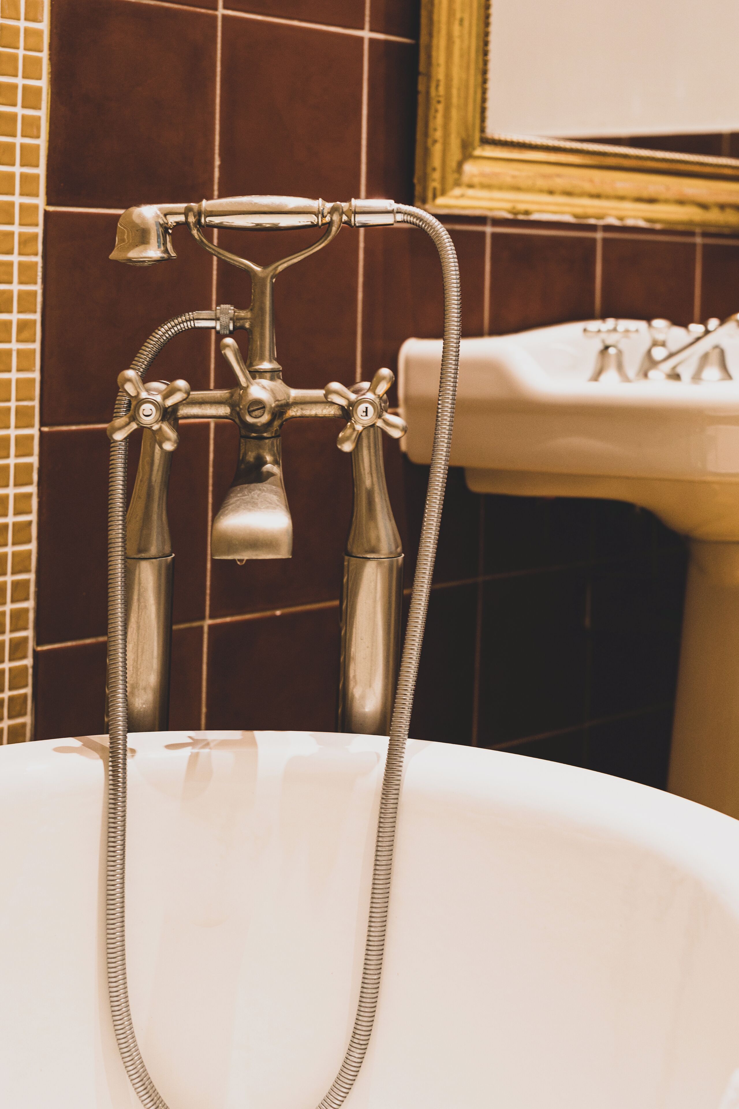 Un baño con bañera, ducha y lavabo.