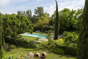 Piscine extérieure, chaises longues
