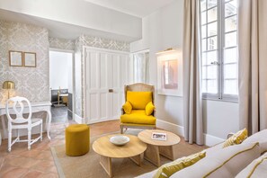 Suite ejecutiva, 1 cama de matrimonio grande, terraza, vistas al jardín | 1 dormitorio, minibar, caja fuerte y decoración individual