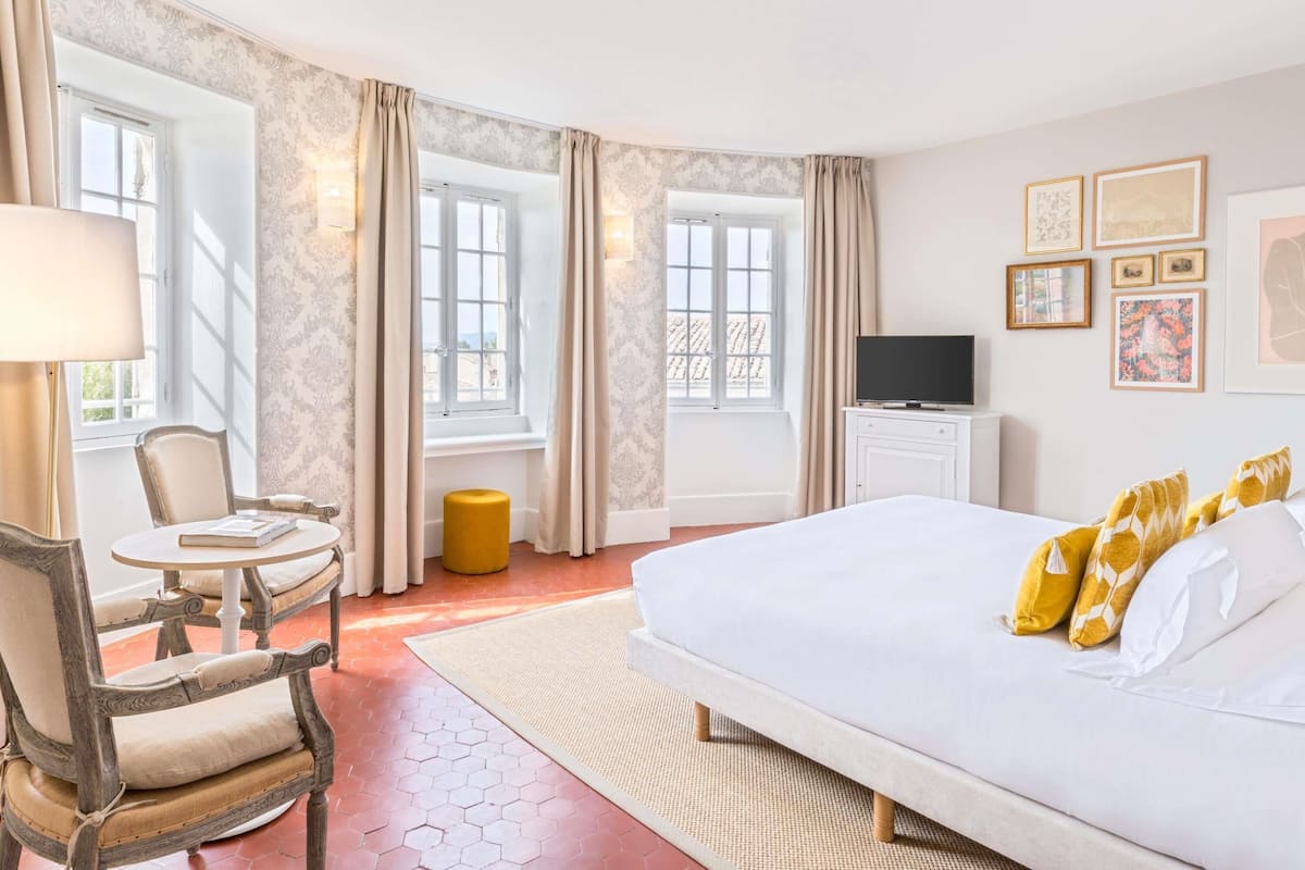 Junior Suite, 1 King Bed, Garden View