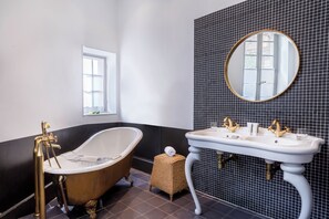 Signature Suite, 1 King Bed, Terrace, Garden View | Bathroom