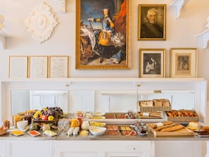 Daily buffet breakfast for a fee