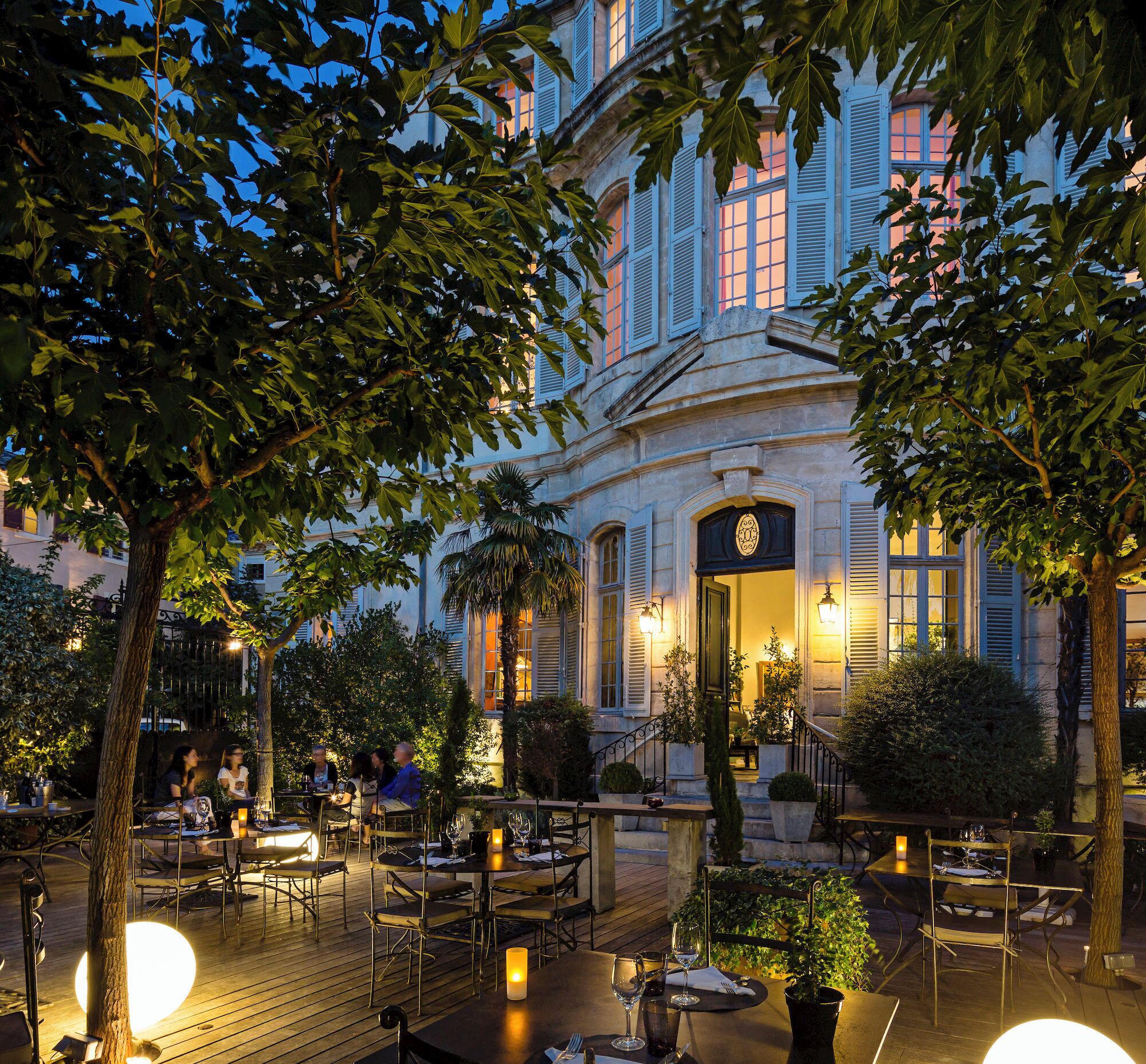 Lunch and dinner served, alfresco dining 