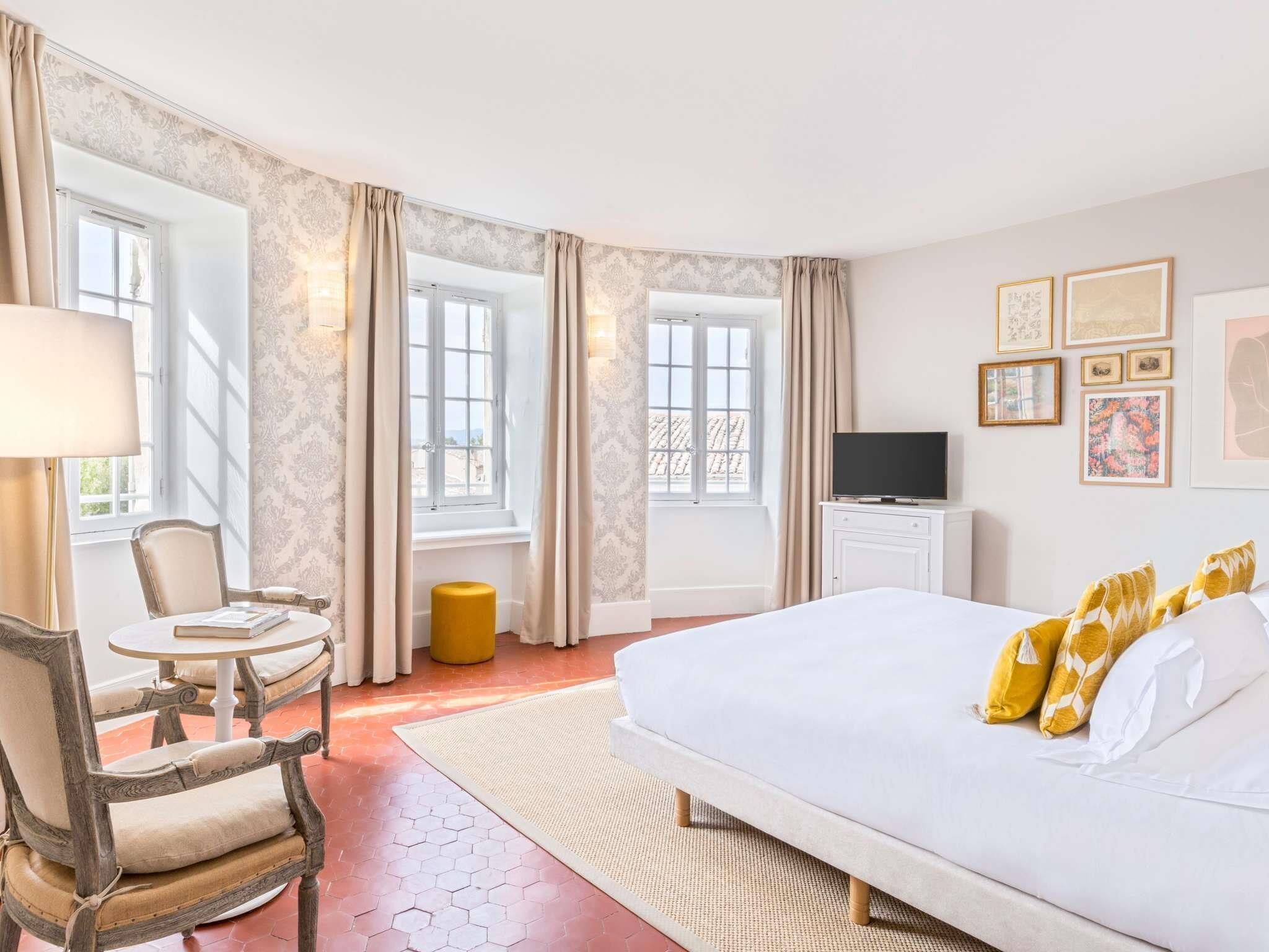 Junior Suite, 1 King Bed, Garden View | Pillowtop beds, minibar, in-room safe, individually decorated