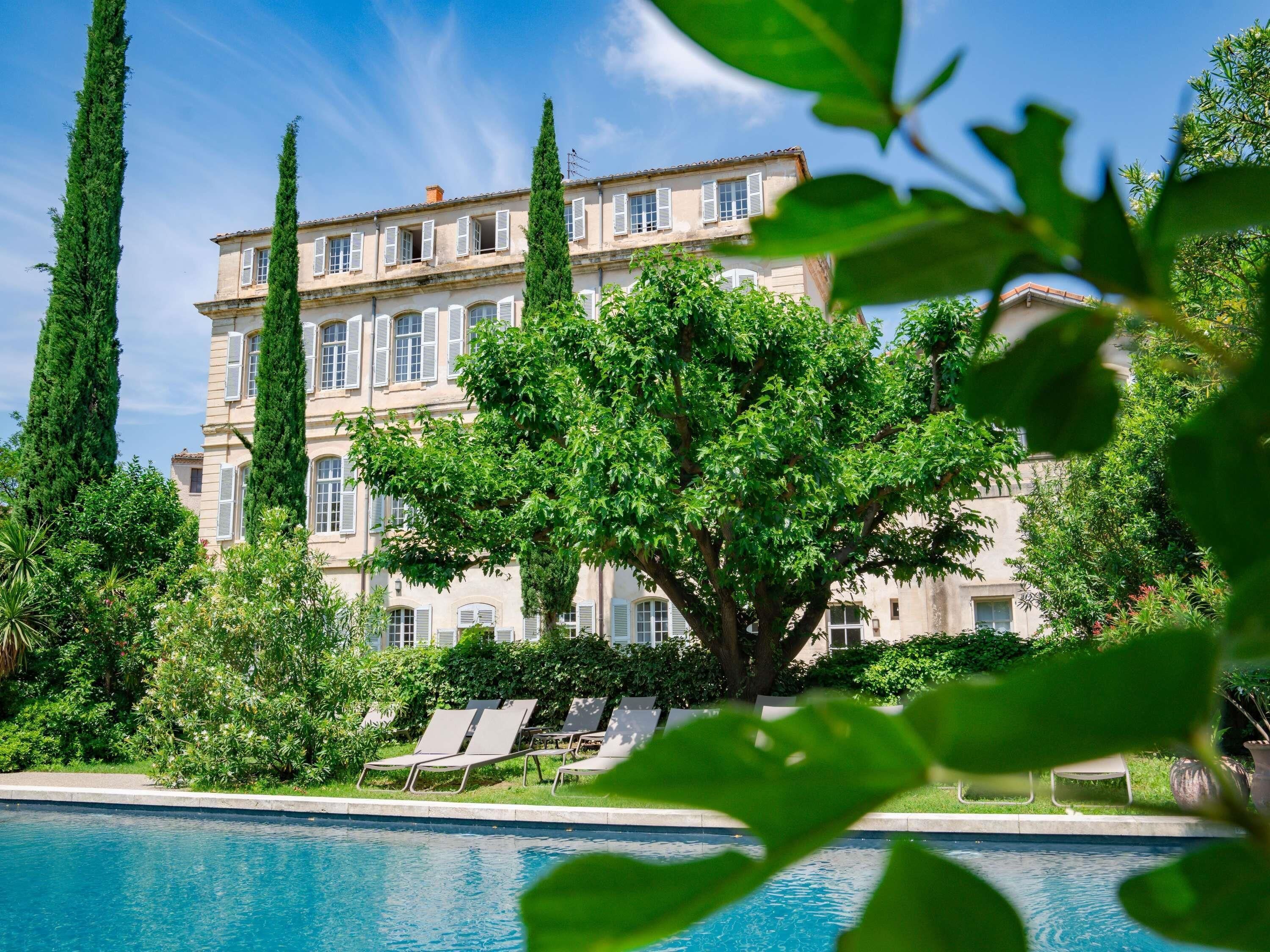 Utendørsbasseng og solsenger