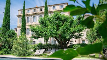 Utendørsbasseng og solsenger