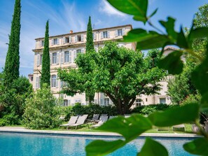 Piscina a l'aire lliure i gandules 