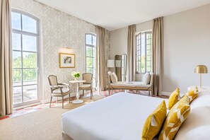 Suite ejecutiva, 1 cama de matrimonio grande, terraza, vistas al jardín | 1 dormitorio, minibar, caja fuerte y decoración individual