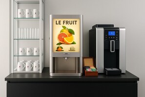 Eine Kaffeemaschine mit digitalem Display, einer Kaffeebereiter-Düse und einem Kaffee-Kapselhalter auf einer Arbeitsplatte.
