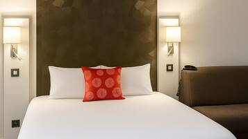 غرفة كلاسيكية ثلاثية - سرير مزدوج مع أريكة سرير | طراز فريد لكل وحدة ومكتب وتجهيزات عازلة للصوت ومكواة/لوح كي