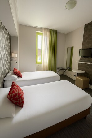 Habitación básica con 2 camas individuales, 2 camas individuales | Mobiliario individual, escritorio, sistema de insonorización