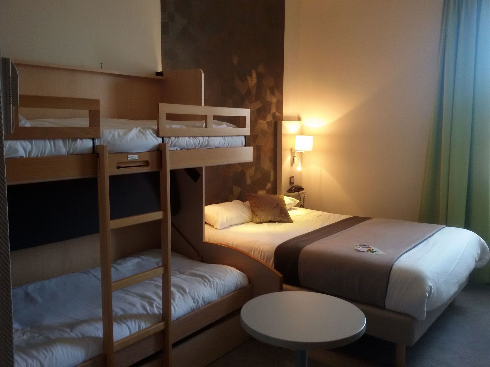 布置獨特、書桌、隔音、熨斗/熨衣板