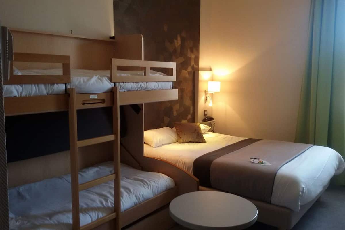 布置獨特、書桌、隔音、熨斗/熨衣板