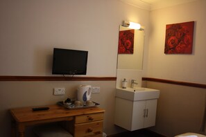 Twin Room, Shared Bathroom | Room amenity - Meridiana (London)