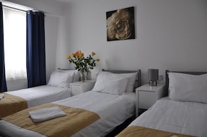Driepersoonskamer, gedeelde badkamer | Een strijkplank/strijkijzer, gratis wifi, beddengoed
