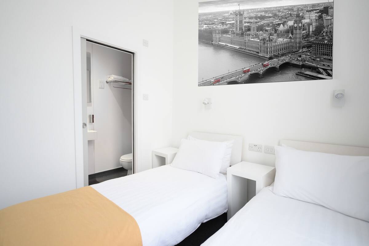 Tabla de planchar con plancha, wifi gratis y ropa de cama 
