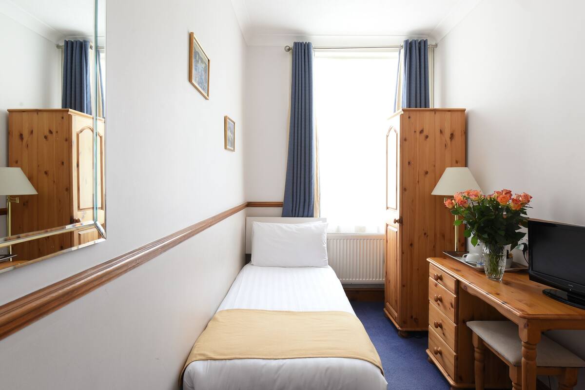 Tabla de planchar con plancha, wifi gratis y ropa de cama 