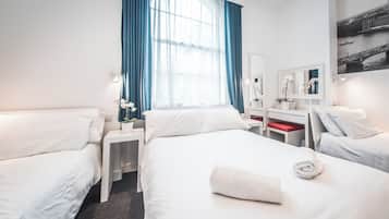 Chambre Quadruple, salle de bains attenante | Fer et planche à repasser, Wi-Fi gratuit, draps fournis