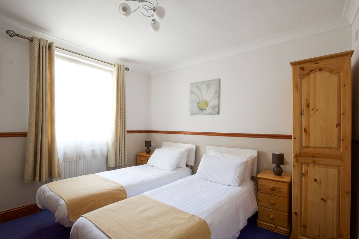 Habitación con 2 camas individuales, baño compartido | Tabla de planchar con plancha, wifi gratis y ropa de cama 