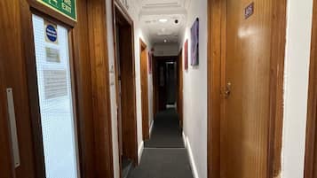 Sèche-cheveux, serviettes fournies