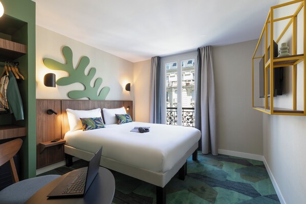 Habitación doble estándar, 1 cama matrimonial | Escritorio, insonorización y tabla de planchar con plancha 
