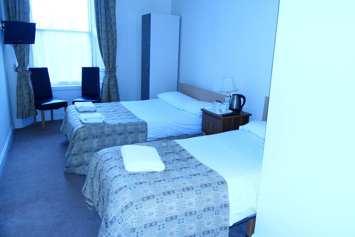 Triple Room (Ensuite Bathroom) | Iron/ironing board, free WiFi, bed sheets