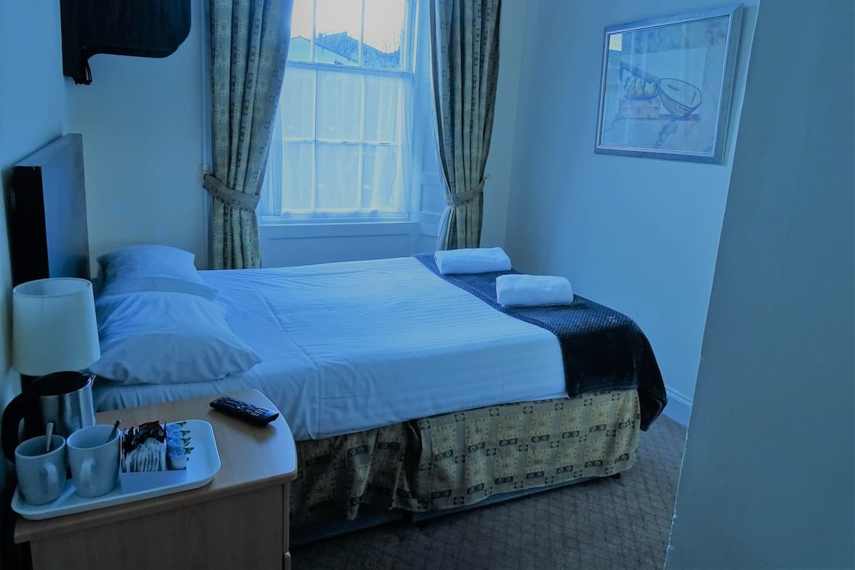 Double Room (Ensuite Bathroom) | Iron/ironing board, free WiFi, bed sheets